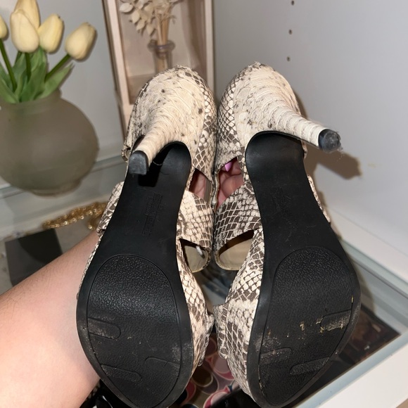Snakeskin heels - Picture 4 of 5
